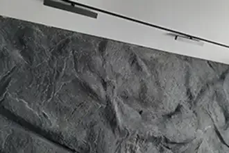 Каменная стена в интерьере загородного дома