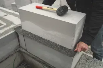 Конструктивный узел фундамент-стена. Технология кладки первого ряда из газобетона.